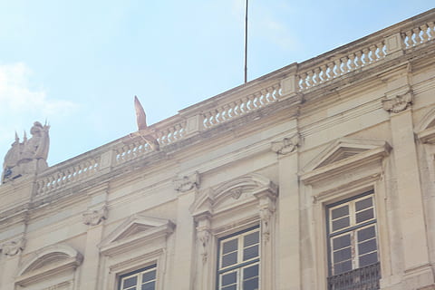 Basso, fotografia ad angolo, beige, costruzione, superficiale, messa a fuoco, fotografia, calcestruzzo, struttura, soleggiato, cielo, architettura, infrastruttura, uccello, volante, animale, esterno dell'edificio, struttura costruita, colonna architettonica, nessuno, Inquadratura dal basso, giorno, all'aperto, città, il passato, finestra, natura, nuvola - cielo, storia, testo, destinazioni di viaggio, facciata, scultura, governo, stile classico, 5K, CC0, dominio pubblico, privo di copyright