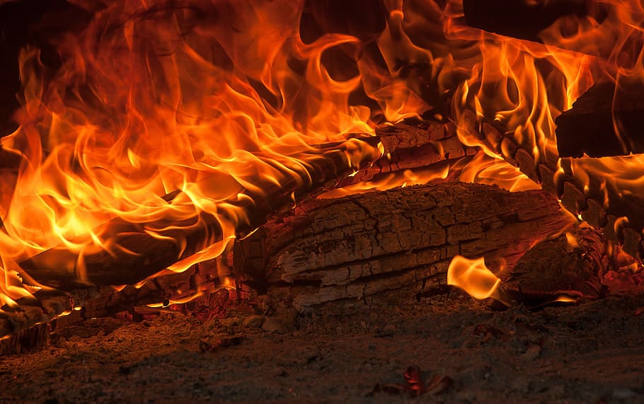 brennendes Brennholz, Feuer, Flammen, Kamin, Asche, Verbrennung, Flamme, Hitze - Temperatur, Feuer - natürliches Phänomen, Log, Holz, Brennholz, Natur, Holz - Material, orange Farbe, Nacht-, Bewegung, glühend, keine Leute, Nahansicht, Zeichen, verbrannt, Kommunikation, Lagerfeuer, Inferno, 4K