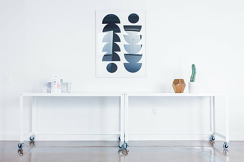 zwei, Weiß, Metall-Beistelltische, die Architektur, Gebäude, Infrastruktur, Struktur, Einrichtung, Tabelle, Büro, Geschäft, Frames, Eigentumswohnung, Hotel, modern, keine Leute, drinnen, weiße Farbe, Stuhl, Tag, Wohngebäude, Kommunikation, Wandbau - Funktion, Möbel, Sitz, Abwesenheit, gebaute Struktur, Wohnraum, Stillleben, 5K, CC0, gemeinfrei, lizenzfrei