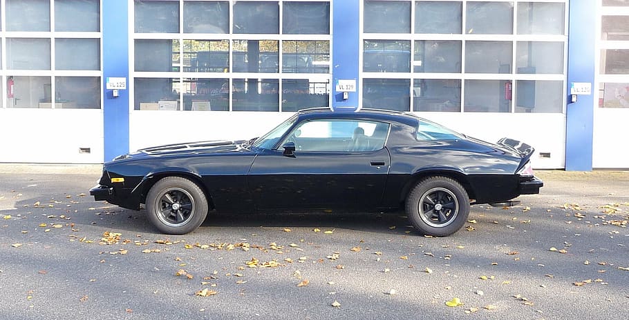 Oldtimer, klassisch, Chevrolet, Camaro, Fahrzeug, pkw, Coupe, Sportwagen, Transport, Transportmittel, Auto, Kraftfahrzeug, Landfahrzeug, Stadt, die Architektur, Gebäudehülle, gebaute Struktur, keine Leute, Tag, Retro-Stil, Gebäude, Straße, Parkplatz, draußen, stationär, Luxus, 1080P