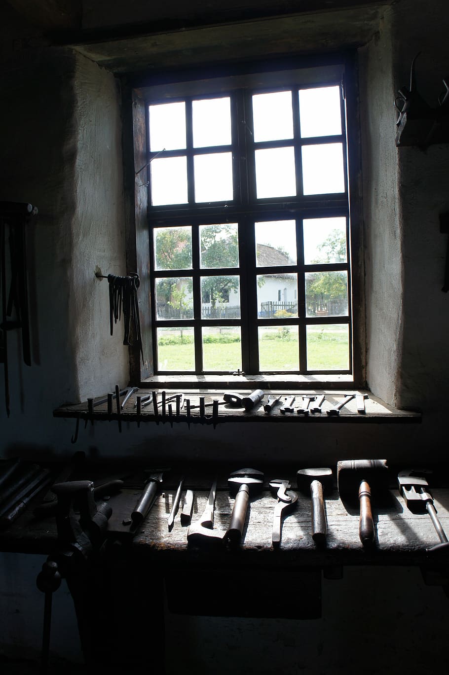 fereastră, fierar, mediu rural, la țară, instrumente, în interior, camera de zi, abandonat, zi, nici o persoana, masa, arhitectură, sticlă - material, clădire, vechi, transparent, natură, scaun, absență, construită, casă, rama ferestrei, 4K