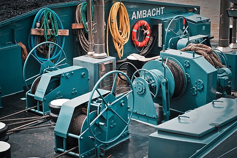 groen, scheepsmetaal elektrisch gereedschap, naast, geel, bedekt, slang, dek, motor, machine, machinerie, machines, mechanica, metalen kabels, macht, staal, royalty's, uitrusting, binnenshuis, metaal, geen mensen, technologie, industrie, onderdeel van de machine, fabriek, wijze van transport, controle, dag, elektrische apparatuur, tafel, draad, ventilator, oud, vervoer, verlaten, ingewikkeldheid, wiel, 4K, CC0, publiek domein, royaltyvrij