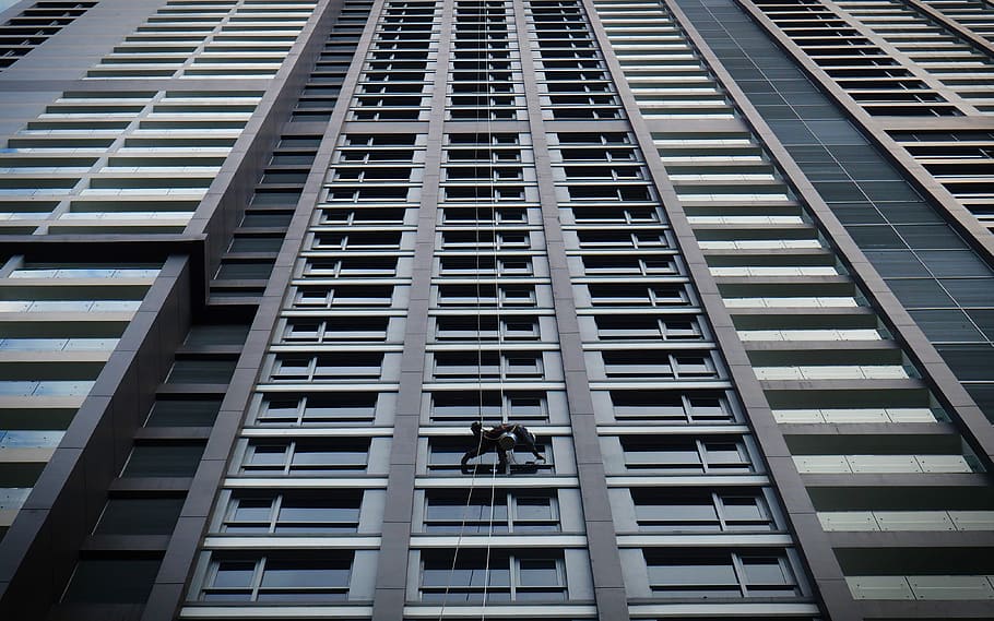 grigio, calcestruzzo, costruzione, finestre di vetro, verme, vista dell'occhio, architettura, lavavetri, grattacielo, consultare, altezza, simmetria, simmetrico, alto aumento, alto, finestre, bicchiere, acciaio, edificio alto, struttura costruita, esterno dell'edificio, persone reali, occupazione, Inquadratura dal basso, lavoro, giorno, edificio per uffici esterno, uomini, persone, all'aperto, vetro - materiale, città, finestra, moderno, ufficio, 4K