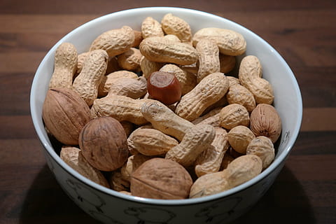 bolle med peanøtter, nøtter, peanøtter, valnøtter, hasselnøtt, shell, spise, matbit, valnøtt samling, mutterblanding, mat, arachis hypogaea jordnøtt, ashanti mutter, arachis mutter, Kamerun mutter, Juglans, corylus avellana, bolle, mat og Drikke, spise sunt, stor gruppe gjenstander, velvære, innendørs, nøtt, nøtter - mat, friskhet, stilleben, bord, overflod, nærbilde, ingen folk, tre - materiale, heap, frukt, høy vinkel visning, 5K, CC0, offentlig domene, opphavsrett gratis