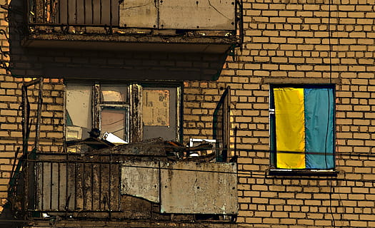 balkon, affald, vindue, flag, ukraine, hus, væg, arkitektur, bygget struktur, bygning udvendig, bygning, ingen mennesker, dag, murbygningsfunktion, mursten, murstens væg, udendørs, boligområde, gul, tørring, sollys, hængende, belysningsudstyr, gammel, beskadiget, 4K, CC0, offentligt domæne, royaltyfrie