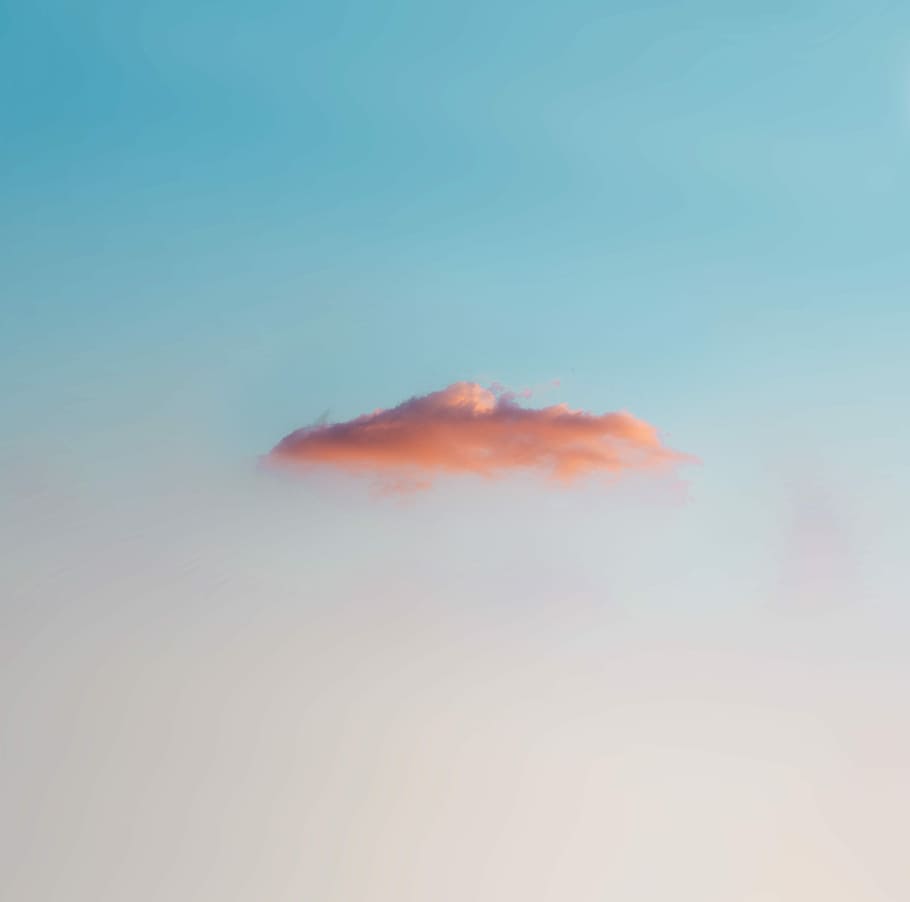 Foto von Wolken, Zirruswolke, Wolke, Single, allein, Himmel, Blau, wolke - himmel, keine Leute, Natur, orange Farbe, kopieren sie platz, Ruhe, Schönheit in der Natur, Bewegung, ruhige Szene, draußen, Flachwinkelansicht, idyllisch, Sonnenuntergang, Szenen - Natur, Tag, Weichheit, Bewegungsunschärfe, Umgebung, 8K
