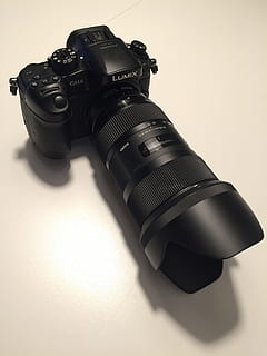 kamera, linse, optikk, innendørs, stilleben, teknologi, nærbilde, ingen folk, svart farge, kamera - fotografisk utstyr, fotografering temaer, høy vinkel visning, fotografisk utstyr, bord, enkelt objekt, studio skudd, digitalkamera, moderne, hvit bakgrunn, objektiv - optisk instrument, fokusere på forgrunnen, svart, 2K, CC0, offentlig domene, opphavsrett gratis