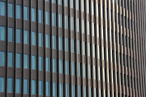 foto de primer pla, gris, concret, edifici, façana, finestra, perspectiva, en viu, estat real, arquitectura, Berlín, oficina, exterior de l'edifici, patró, fons, marc complet, cap gent, estructura construïda, repetició, dia, textura, vista d’angle baix, llum solar, a l'aire lliure, disseny, modern, primer pla, sostre, metall, naturalesa, 4K, CC0, domini públic, lliure de regalies