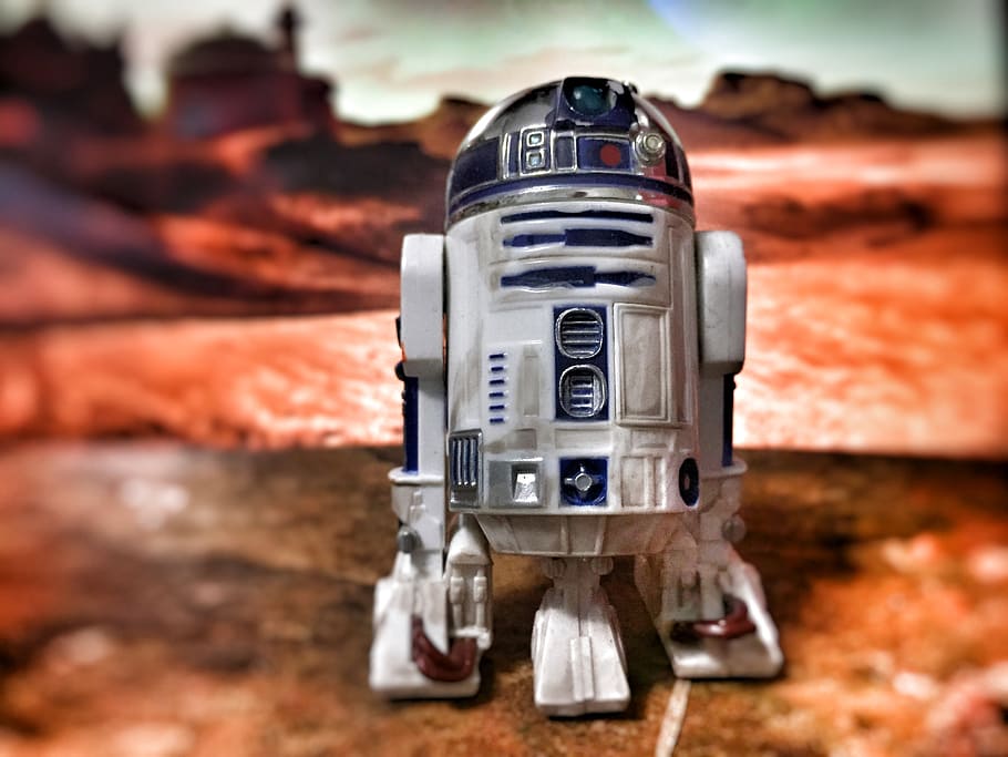 star wars r2-d2, joguina, robot, guerra de les galàxies, objecte, figura, petit robot, petita joguina, joguina de plàstic, tecnologia, cap gent, temes de fotografia, càmera - equip fotogràfic, primer pla, centrar-se en primer pla, metall, naturalesa, dia, a l'aire lliure, natura morta, estil retro, equip fotogràfic, història, terra, el passat, enfocament selectiu, camp, color plata, càmera digital, 2K
