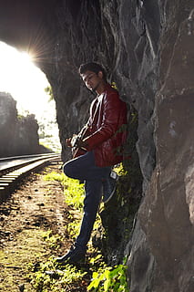 Junge, Pose, Mann, Jacke, Rock, T-Shirt, Jeans, jung, Mode, Design, Sri Lanka, kadugannwa, mawanella, Ceylon, Fotos, in voller Länge, eine Person, echte Menschen, Freizeitbeschäftigung, junger Erwachsener, Sonnenlicht, Rock - Objekt, Natur, solide, Lebensstile, Tag, junge Männer, Legere Kleidung, Stehen, draußen, Berg, Pflanze, Sonnenstrahl, Linseneffekt, 1080P, CC0, gemeinfrei, lizenzfrei