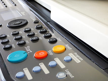 mehrfarbig, Knopf steckt Nahaufnahmefoto fest, Drucker, Büroarbeit, Kommunikation, Büro, Arbeit, Sekretariat, Papierkram, Arbeitsablauf, Anwendung, multinational, Gesundheitswesen und Medizin, keine Leute, Industrie, Nahansicht, Technologie, drinnen, Stillleben, Nummer, Druckknopf, High Angle View, Steuerung, Text, Finanzen, Wahl, Tabelle, westliche Schrift, rot, Variation, Maschinen, weiße Farbe, 4K, CC0, gemeinfrei, lizenzfrei