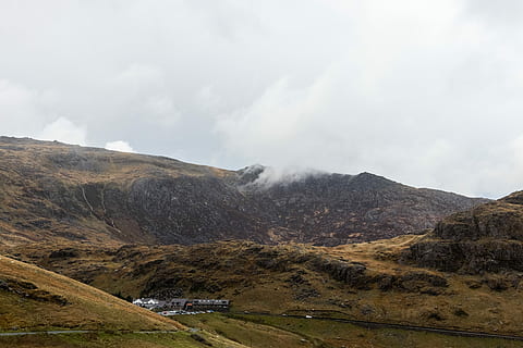 smokey mountain, hvid, skyer, Brun, bjerg, huse, landskab, sti, Sky, bygning, tåge, miljø, sky - himmel, scenics - natur, himmel, skønhed i naturen, natur, jord, bjergkæde, ingen mennesker, dag, ikke-urbane scene, geologi, udendørs, rejse, plante, rejsemål, klima, tørt klima, 5K, CC0, offentligt domæne, royaltyfrie