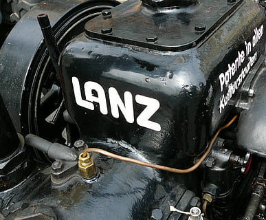 lanz, trattori, trattore, vecchi tempi, storicamente, agricoltura, bulldog, veicolo, lanz bulldog, macchinari agricoli, macchina funzionante, veicolo commerciale, vecchio trattore, il motore, macchina, trattori storici, metallo, modo di trasporto, nessuno, mezzi di trasporto, auto, veicolo a motore, testo, sceneggiatura occidentale, veicolo terrestre, vista dall'alto, giorno, all'aperto, avvicinamento, comunicazione, macchinario, attrezzatura, industria, tubo - tubo, tecnologia, box auto, ruota, 1080P, CC0, dominio pubblico, privo di copyright
