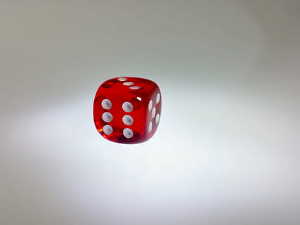 cubo, rosso, fortuna, giocare, dado, giochi di svago, gioco d'azzardo, girato in studio, cultura artistica e intrattenimento, in casa, opportunità, rilassamento, attività di svago, avvicinamento, forma cubica, nessuno, singolo oggetto, copia spazio, numero, macchiato, natura morta, vita notturna, 4K, CC0, dominio pubblico, privo di copyright