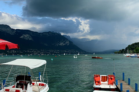 storm, tordenvejr, skyer, mørk, Frankrig, Annecy, vand, romantisk, aften, atmosfære, rhône-alpes regionen, sø, landskab, natur, blå, ferie, bakke, fredelig, god fornøjelse, naturskøn, sommer, himmel, smuk, vision, hvile, spejling, farvande, syd for Frankrig, vandcykler, både, bjerge, fritid, farverig, farve, drive pedal, sammen, aktiv, fornøjelse, fritidsaktiviteter, hav, nautiske fartøj, transportmidler, transportform, sky - himmel, bjerg, skønhed i naturen, scenics - natur, bjergkæde, dag, ingen mennesker, fortøjet, rejse, flag, jord, udendørs, sejlbåd, luksus, passagerskib, 5K, CC0, offentligt domæne, royaltyfrie
