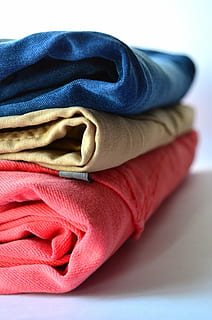 drie, denims, wit, oppervlakte, kleren, broek, kleding, stack, roze, blauw, jeans, kleinhandel, kleding stof, wasserij, binnenshuis, detailopname, stilleven, witte achtergrond, geen mensen, textiel, studio opname, mode, gevouwen, groep objecten, gezondheidszorg en medicijnen, medische benodigdheden, rood, op te slaan, veiligheid, warme kleding, schoon, 4K, CC0, publiek domein, royaltyvrij