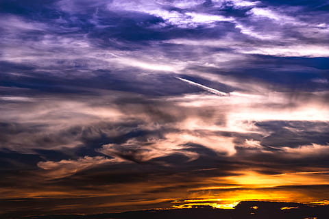els raigs del sol, el pas, núvols, posta de sol, cel, núvol brillant, núvols foscos, formen núvols, cel cobert, cel de la nit, humor, atmosfèric, vespre, impressionant, abendstimmung, romanç, romàntic, farbenspiel, cloudformation, espectacle al cel, núvol - cel, cel dramàtic, escenics, cloudscape, temps, naturalesa, bellesa a la natura, por, escenics - natura, tranquil·litat, escena tranquil·la, idíl·lic, cap gent, color taronja, llum solar, pista de vapor, vista d’angle baix, núvol, a l'aire lliure, cel malhumorat, meteorologia, brillant, 5K, CC0, domini públic, lliure de regalies