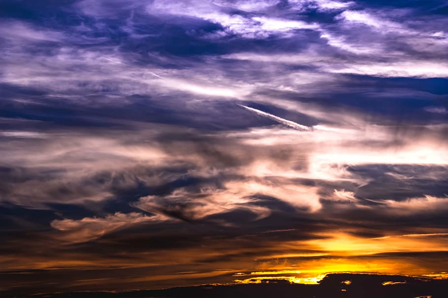 els raigs del sol, el pas, núvols, posta de sol, cel, núvol brillant, núvols foscos, formen núvols, cel cobert, cel de la nit, humor, atmosfèric, vespre, impressionant, abendstimmung, romanç, romàntic, farbenspiel, cloudformation, espectacle al cel, núvol - cel, cel dramàtic, escenics, cloudscape, temps, naturalesa, bellesa a la natura, por, escenics - natura, tranquil·litat, escena tranquil·la, idíl·lic, cap gent, color taronja, llum solar, pista de vapor, vista d’angle baix, núvol, a l'aire lliure, cel malhumorat, meteorologia, brillant, 5K