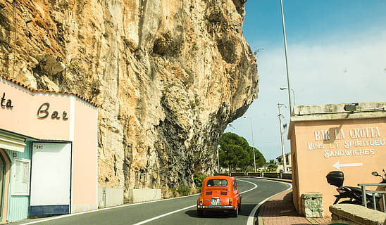 rojo, volkswagen escarabajo cupé, negro, hormigón, la carretera, edificios, blanco, azul, cielo, tiempo de día, vehículo, gris, marrón, edificio, formacion de roca, en el borde, Italia, acantilado, insecto, coche, automóvil, al aire libre, transporte, calle, día, modo de transporte, Vehículo de motor, vehículo terrestre, estructura construida, arquitectura, firmar, exterior del edificio, naturaleza, texto, luz del sol, comunicación, el camino a seguir, ciudad, en movimiento, rock, nadie, 4K, CC0, dominio público, libre de derechos