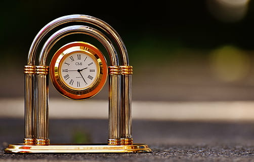 Uhr, Standuhr, dekorativ, Zeiger, Zeit, Tischuhr, golden, Zeit des, römische Zahlen, Antiquität, Nahansicht, Richtigkeit, keine Leute, Fokus auf den Vordergrund, einzelnes Objekt, Instrument der Zeit, sehen, Uhrzeiger, Nummer, Taschenuhr, Messinstrument, Retro-Stil, Geschichte, draußen, Technologie, goldfarben, Ziffernblatt, Minutenzeiger, 5K, CC0, gemeinfrei, lizenzfrei