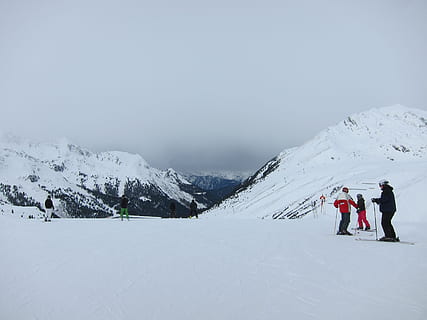 sne, landskab, vinter, ski, ski piste, bjerg, sport, sne bjerg, hvid, kold, kold temperatur, gruppe af mennesker, vintersport, fritidsaktivitet, bjergkæde, skønhed i naturen, ferie, scenics - natur, tøj, natur, eventyr, ferier, mennesker, stå på ski, varme tøj, snedækket bjerg, skiferie, 2K, CC0, offentligt domæne, royaltyfrie
