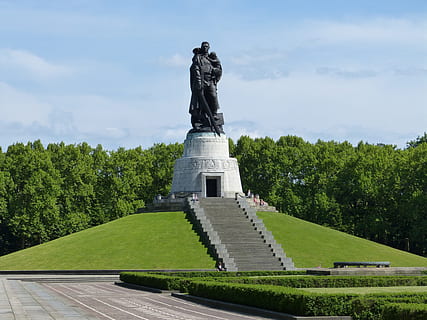 berlin, sovjet, monument, staty, känt ställe, himmel, skulptur, utomhus, minnesmärke, träd, grön färg, moln - himmel, växt, konst och hantverk, representation, mänsklig representation, arkitektur, natur, hane likhet, resmål, dag, inget folk, byggd struktur, resa, gräs, 4K, CC0, offentligt domän, royaltyfria