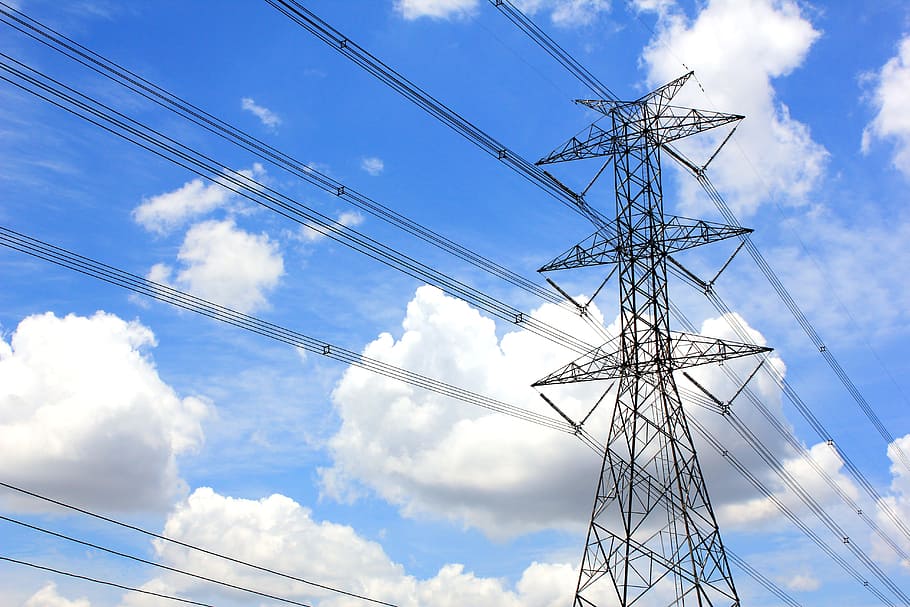 cel, cable, electricitat, blau, metall, poder, elèctric, voltatge, alt, tecnologia, indústria, torre, ferro, xarxa, a l'aire lliure, núvol - cel, connexió, generació de combustible i energia, Font d'alimentació, piló d’electricitat, línia elèctrica, cap gent, naturalesa, arquitectura, estructura construïda, vista d’angle baix, dia, alta - alta, comunicacions globals, acer, aliatge, 5K