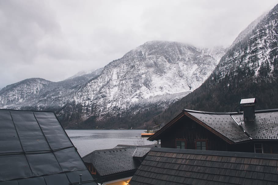 Nahansicht, Foto, Berg, Alpenberg, Karosserie, Wasser, braun, schwarz, Dach, Häuser, Schnee, tagsüber, Dächer, See, Wolke, Natur, Landschaft, Winter, draußen, Gebirge, szenen, europäische alpen, kalte Temperatur, gebaute Struktur, Wetter, Himmel, die Architektur, Gebäudehülle, Schönheit in der Natur, Szenen - Natur, wolke - himmel, Gebäude, Tag, keine Leute, Umgebung, schneebedeckter Berg, Gipfel, 5K