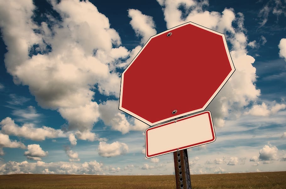 rot, Weiß, Beschilderung, halt, Stoppschild, Wolken, der Verkehr, Straßenschild, enthält, Himmel, schräg, schief, Perspektive, Neigung, wolke - himmel, Zeichen, Straße, Kommunikation, Natur, Richtungszeichen, keine Leute, Beratung, Symbol, Richtung, Pfeilsymbol, gestalten, draußen, Tag, Hintergründe, Wolkengebilde, Warnschild, leer, Straßenwarnschild, 4K