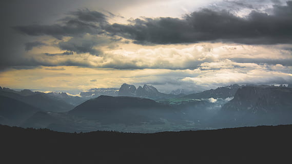 montanhas, nublado, céu, fotografia, branco, azul, dia, Sombrio, nuvens, montanha, vale, panorama, natureza, plantas, arvores, beleza na natureza, cena tranquila, scenics, tranquilidade, nuvem - céu, silhueta, scenics - natureza, cadeia de montanhas, meio Ambiente, ninguém, cena não urbana, idílico, ao ar livre, majestoso, viagem, por do sol, Pico da montanha, 5K, CC0, domínio público, royalty free