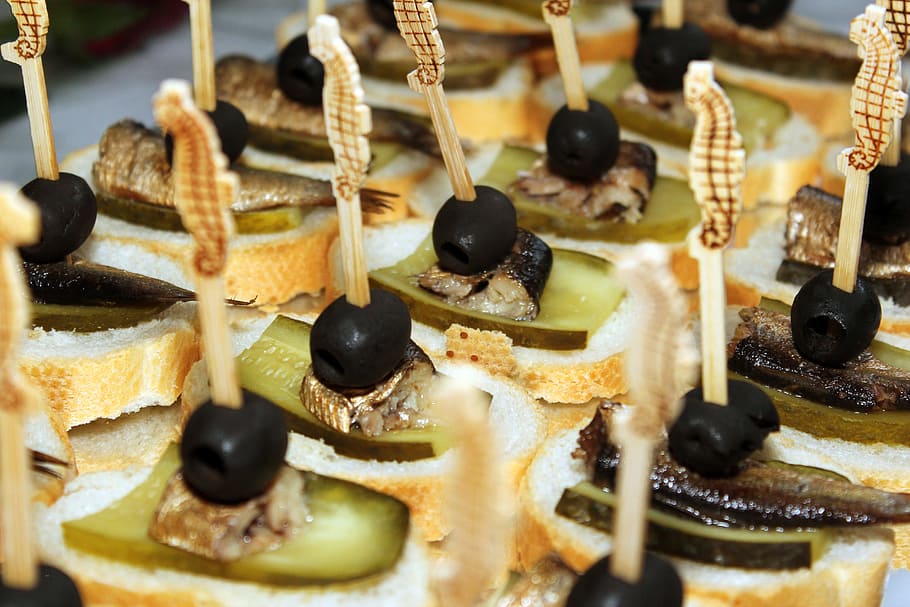 olives, cogombres, pa, peix, bufet, bufet fred, menjar, menjar i beguda, fruita, frescor, Oliva, primer pla, alimentació saludable, a l'interior, oliva negra, cap gent, enfocament selectiu, producte diari, formatge, llest per menjar, estri de cuina, benestar, utensili per menjar, pinxo, natura morta, indulgència, berenar, 5K