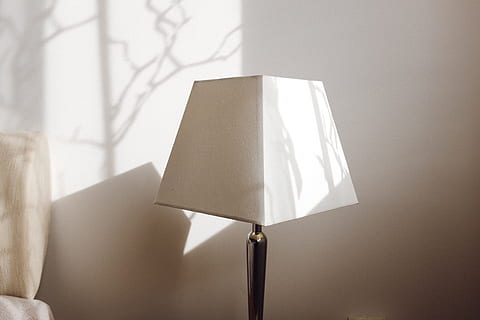 detalhe da lâmpada, luminária, detalhe, objetos, de outros, lâmpada elétrica, dentro de casa, sala doméstica, mobília, interior de casa, ninguém, decoração, equipamento de iluminação, moderno, quarto, mesa, cor branca, fechar-se, papel, dia, recurso de construção de parede, ainda vida, abajur, sombra, focar em primeiro plano, branco, desenhar, árvore, em branco, 4K, CC0, domínio público, royalty free