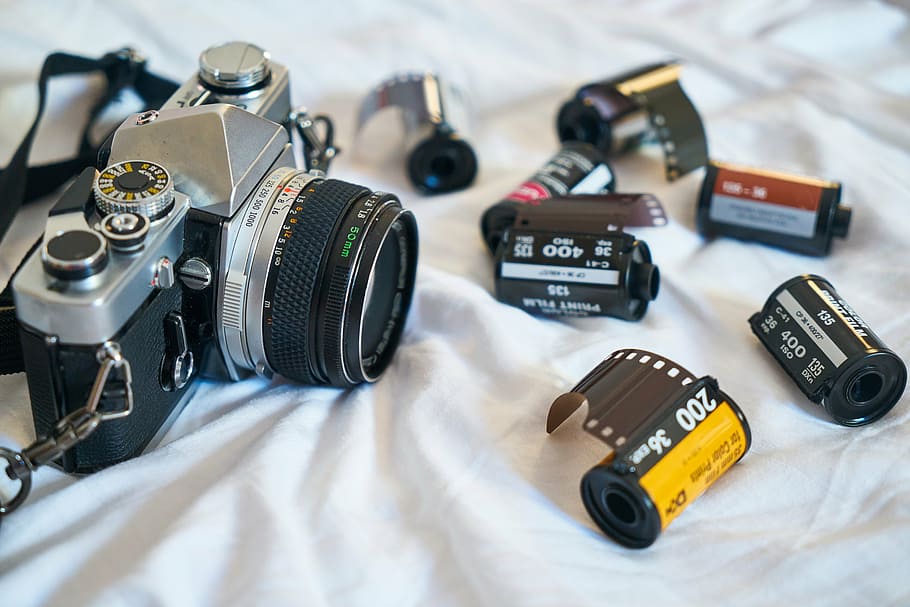 Kamera neben Filmen, alt, Notizbuch, Karte, Buch, Urlaub, Spielzeug Hobbys, Foto, Fotografie, Kamera, Reise, Navigator, Journalist, Film, retro, Technologie, keine Leute, drinnen, Nahansicht, Tag, Fotografie-Themen, Kamera - Fotoausrüstung, Fotoausrüstung, Objektiv - optisches Instrument, Ausrüstung, Stillleben, High Angle View, Nostalgie, Digitalkamera, Retro-Stil, Fokus auf den Vordergrund, schwarze Farbe, Studioaufnahme, Antiquität, Spiegelreflexkamera, 5K