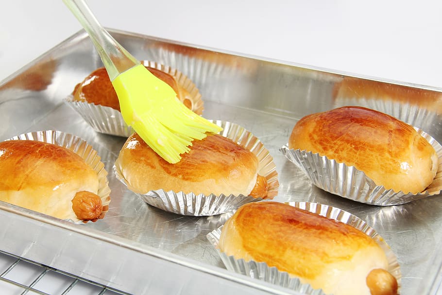 brød, bageri, fødevarer, ramme, bagning, lækker, spise, mad at spise, processen, havre, pølse, mad, bagværk, dessert, friskhed, bagt, kage, gourmet, mad og drikke, sødt mad, køkkenredskaber, sød, spise redskaber, indendørs, overbærenhed, gaffel, ingen mennesker, tæt på, cupcake, klar til at spise, stilleben, gruppe af objekter, høj vinkel visning, køleholder, fristelse, stål, cupcake holder, snack, 5K