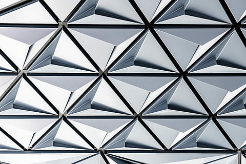 grigio, nero, digitale, sfondo, edificio architettonico, astratto, architettura, costruzione, triangolo, modello, sfondi, fotogramma intero, design, forma, forma geometrica, nessuno, in casa, avvicinamento, soffitto, sfondi astratti, metallo, forma triangolare, strutturato, struttura costruita, creatività, moderno, ferro - metallo, 5K, CC0, dominio pubblico, privo di copyright