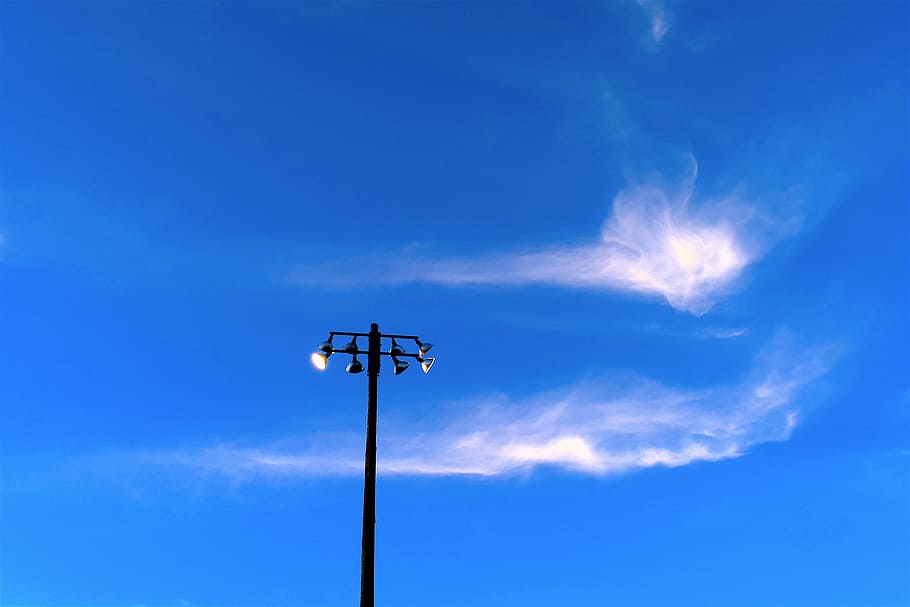 pal de llum, núvols, cel blau, cel, blau, pol, acer, poder, a l'aire lliure, metall, tarda, tecnologia, comunicació, equips d’il·luminació, connexió, núvol - cel, vista d’angle baix, electricitat, naturalesa, cap gent, dia, projector, còpia espai, llum del carrer, alta - alta, Font d'alimentació, carrer, llum, meteorologia, equipament elèctric, directament a sota, llum elèctrica, 4K