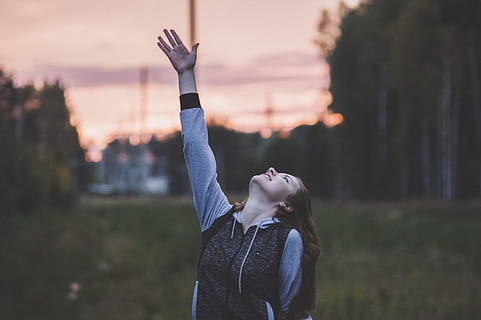 Frau, grau, schwarz, Kapuzenjacke mit Reißverschluss, erziehen, rechte Hand, verwischen, unscharfer Hintergrund, Wolken, Fokus, Mädchen, Gras, Hand, glücklich, hoch schauen, draußen, Person, Himmel, lächelnd, Sonnenuntergang, Bäume, tragen, jung, menschlicher Arm, Arme erhoben, eine Person, Fokus auf den Vordergrund, menschliches Glied, Hand erhoben, Natur, Gliedmaßen, Taille hoch, Kopfschuss, menschliches Körperteil, Legere Kleidung, Baum, Kind, Kindheit, Frisur, 5K, CC0, gemeinfrei, lizenzfrei