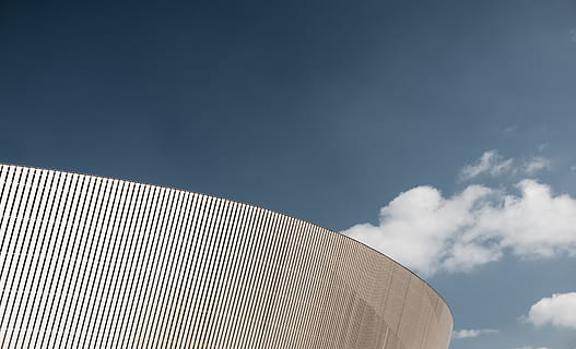 alb, clădire, blu cer, selectiv, focalizare fotografie, cer, fotografie, cer albastru, albastru, construită, arhitectură, exteriorul clădirii, nici o persoana, arhitectura și clădirile, în aer liber, nor - cer, modern, zi, scenă urbană, spațiu copie, industrie, combustibil și generarea de energie electrică, natură, vedere unghiulară joasă, curba, secțiune înaltă, oraș, model, lumina soarelui, acoperiş, proiecta, 5K, CC0, domeniu public, fără drepturi de autor