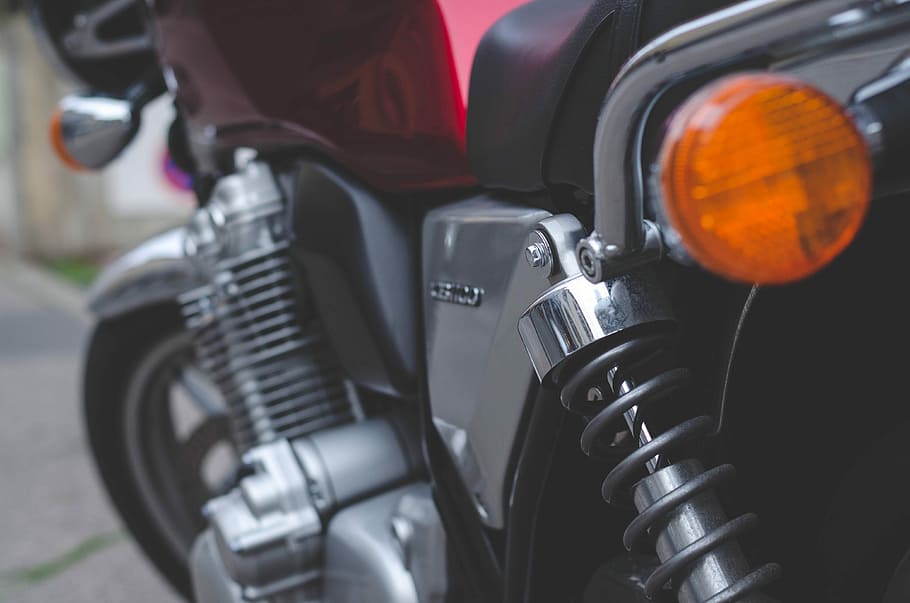 grau, rot, Motorrad, schwarz, Bremse, Licht, Motor, Rücklicht, Transport, Transportmittel, Tag, eine Person, Landfahrzeug, Nahansicht, menschliches Körperteil, Fokus auf den Vordergrund, Kraftfahrzeug, schwarze Farbe, Auto, orange Farbe, echte Menschen, draußen, Hand, Reise, Reifen, Sport, Rad, 4K