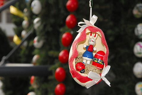 gut ostern, Ostern, Ostereier, Ostertradition, Osterthema, Brauch, Dekoration, Osterei, Feier, Urlaub, Weihnachten, hängend, Weihnachtsdekoration, rot, Weihnachtsverzierung, Baum, keine Leute, Weihnachtsbaum, Nahansicht, Fokus auf den Vordergrund, Religion, Kunst und Handwerk, Ferienveranstaltung, Winter, Darstellung, 4K, CC0, gemeinfrei, lizenzfrei