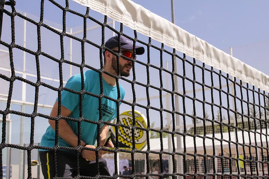 mand, spille, tennis, dagtimerne, padle, bold, net, netværk, spore, sport, track tennis, nærme sig, spil, sæt, match, punkt, glas, ketcher, arkitektur, fritidsaktivitet, dag, mennesker, hegn, ung voksen, himmel, natur, voksen, livsstil, unge mænd, udendørs, herrer, grænse, barriere, rigtige mennesker, indsats, 2K