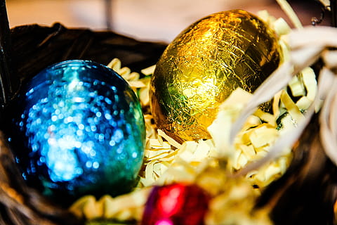 ou de Pasqua, niu, xocolata, ous, cistella, Pasqua, festa, tractar, dolços, pastisseria, embolcall, ou, primer pla, decoració, celebració, cap gent, natura morta, enfocament selectiu, vacances - esdeveniment, a l'interior, brillant, menjar, blau, art i artesania, esfera, religió, adorn de Nadal, 2K, CC0, domini públic, lliure de regalies