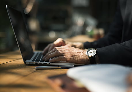 Mann, mit, grau, Laptop, tragen, schwarz, Silber Analog, sehen, ohne Titel, Silber-, analoge Uhr, Arbeiten, Computer, Geschäft, Menschen, Technologie, Männer, mit laptop, menschliche Hand, Tippen, Besetzung, Internet, drinnen, Erwachsene, kabellose Technologie, eine Person, nicht erkennbare Person, Geschäftsmann, Tabelle, Nahansicht, Geschäftsperson, Büro, kaukasischer Abstammung, Verbindung, Kommunikation, menschliches Körperteil, Hand, selektiver Fokus, Zeit, Armbanduhr, Surfen im Internet, 5K, CC0, gemeinfrei, lizenzfrei