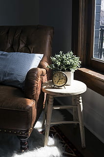 braun, Leder, gepolstert, Sofa Sessel, Nächster, Weiß, hölzern, Hocker Stuhl, runden, grau, metall analoge uhr, metall wecker, Schemel, 2:35, Innere, Couch, Uhr, Beistelltisch, Fenster, Möbel, eine Person, Zeit, drinnen, Wohngebäude, Entspannung, Wohnraum, Wecker, Tabelle, Kissen, Lebensstile, Bett, Sitzung, Sofa, Männer, Tag, echte Menschen, gemütlich, Sessel, 4K, CC0, gemeinfrei, lizenzfrei