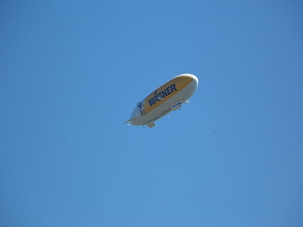 Zeppelin, dirigeable, flotte, voler ballon, ciel, bleu, ciel clair, la communication, personne, en volant, la nature, espace de copie, journée, en plein air, texte, ensoleillé, objet unique, transport, faible angle de vue, signe, écriture occidentale, architecture, véhicule aérien, message, 4K, CC0, domaine public, libre de droits