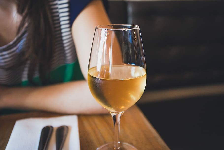 klar, Weinglas, braun, hölzern, Tabelle, Alkohol, Glas, Getränk, Wein, Weißwein, Restaurant, Lebensstil, Lebensmittel, focu, Produkt, Kaffee, Bar, Stimmung, Holz, Essen und Trinken, Erfrischung, eine Person, Frau, Erwachsene, drinnen, Mittelteil, Nahansicht, halten, Sitzung, junger Erwachsener, Trinkglas, Trinken, 5K
