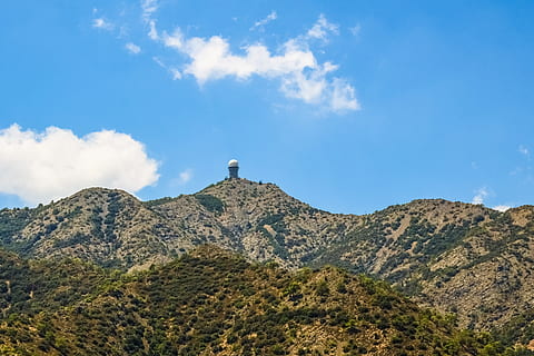 Berg, Gipfel, Himmel, Wolken, Radar, Turm, Landschaft, Natur, kionia, troodhos, Zypern, wolke - himmel, Szenen - Natur, gebaute Struktur, die Architektur, Schönheit in der Natur, Gebäudehülle, keine Leute, Reiseziele, Tag, Flachwinkelansicht, Baum, Nicht-städtische Szene, Tourismus, Reise, ruhige Szene, Pflanze, draußen, Gebirge, 5K, CC0, gemeinfrei, lizenzfrei