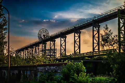lontano, foto, grigio, ponte, costruzione, tramonto, arancia, colorato, industria, gru, attrezzatura, industriale, architettura, silhouette, struttura, metallo, urbano, tecnologia, vecchio, Vintage ▾, acciaio, cielo, struttura costruita, ponte - struttura fatta dall'uomo, connessione, nuvola - cielo, albero, pianta, natura, mezzi di trasporto, nessuno, acqua, fiume, ponte ferroviario, Inquadratura dal basso, colonna architettonica, all'aperto, 5K, CC0, dominio pubblico, privo di copyright