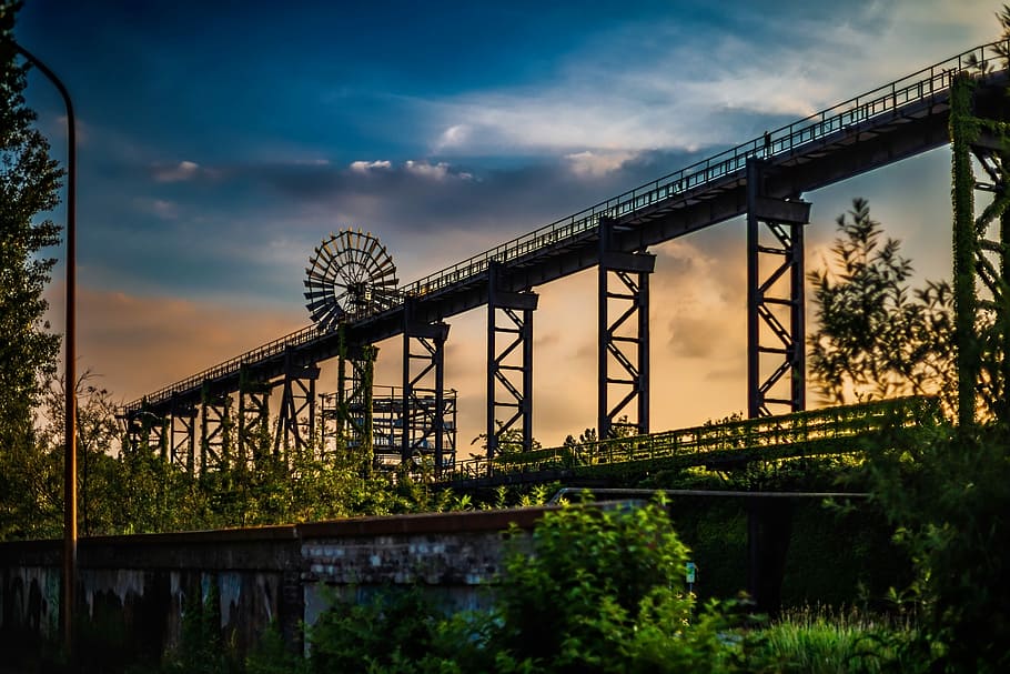 lontano, foto, grigio, ponte, costruzione, tramonto, arancia, colorato, industria, gru, attrezzatura, industriale, architettura, silhouette, struttura, metallo, urbano, tecnologia, vecchio, Vintage ▾, acciaio, cielo, struttura costruita, ponte - struttura fatta dall'uomo, connessione, nuvola - cielo, albero, pianta, natura, mezzi di trasporto, nessuno, acqua, fiume, ponte ferroviario, Inquadratura dal basso, colonna architettonica, all'aperto, 5K