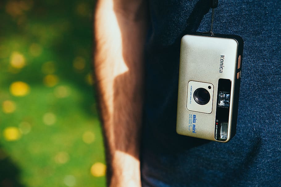 home, persona, càmera, fotògraf, aficionat, càmera analògica, mini gran, konica, no professional, vell, fotografia, tecnologia, vintage, centrar-se en primer pla, una persona, persones reals, secció mitjana, celebració, dia, temes de fotografia, primer pla, tecnologia sense fils, comunicació, activitat d'oci, càmera - equip fotogràfic, vista frontal, roba casual, homes, de peu, a l'aire lliure, 5K